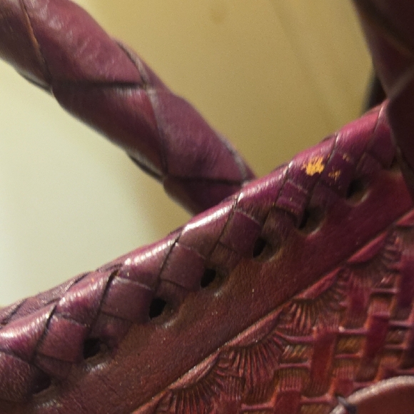 Alexandro Yeo Elegant Burgundy Embossed Tote Bag - Picture 3 of 13